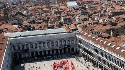 Interpress/Mazzega. Morsego Venezia, 25.04.2014.- Rosa umana in Piazza San Marco