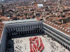 Interpress/Mazzega. Morsego Venezia, 25.04.2014.- Rosa umana in Piazza San Marco