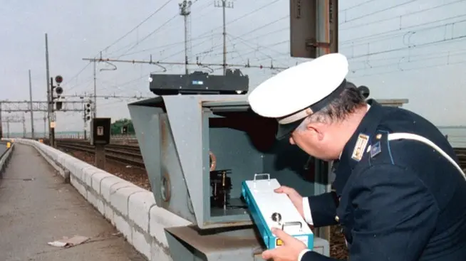 10/05/2001.- INSTALLATO QUESTA MATTINA AUTOVELUX SUL PONTE DELLA LIBERTA', DALLA POLIZIA MUNICIPALE.- INTERPRESS/ RAFFELE