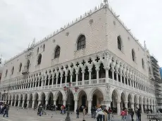 Palazzo Ducale oscilla durante i fuochi di Capodanno