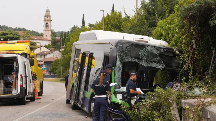 Il bus fuori strada a Verona nel quale è morta una donna