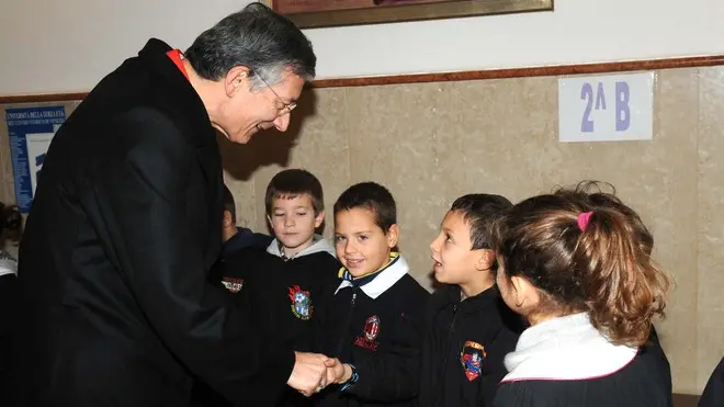 Interpress/Mazzega Carrai Venezia, 16.11.2012.,- Visita del Patriarca Francesco Moraglia all'Istituto Cavanis di Venezia.- Nella foto il Patriarca Moraglia con gli alunni delle elementari.-