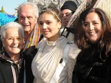 BOLLIS VENEZIA 15.02.2009.- CARNEVALE. VOLO DELL'ANGELO: MARGHERITA MISSONI. PIAZZA SAN MARCO. NELLA FOTO CON LA FAMIGLIA. - INTERPRESS - Margherita Missoni dopo il volo e sopra durante l'evento