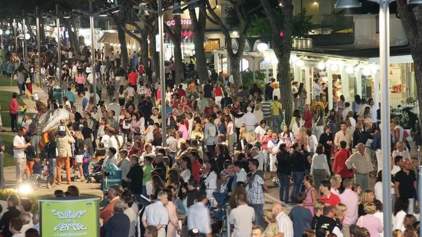 piazzetta casa bianca - - Via Bafile piena di gente venerdi' dopo mezzanotte nel cuore della prima notte bianca a Jesolo C'erano anche molte famiglie con bambini e carozzine al seguito (fotoservizio Gavagnin)