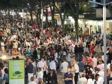 piazzetta casa bianca - - Via Bafile piena di gente venerdi' dopo mezzanotte nel cuore della prima notte bianca a Jesolo C'erano anche molte famiglie con bambini e carozzine al seguito (fotoservizio Gavagnin)