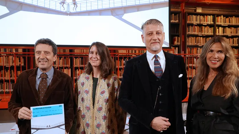 Da sinistra il presidente della Biennale Pietrangelo Buttafuoco (mentre regge una copia del primo numero de “La Biennale di Venezia” magazine) l’architetto Aziza Chauni, relatrice, il ministro della Cultura Alessandro Giuli e la direttrice dell’Archivio Storico della Biennale Debora Rossi