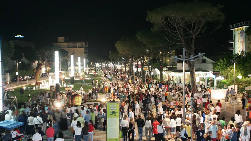 Un'immagine della passeggita in via Bafile a Jesolo nei mesi estivi