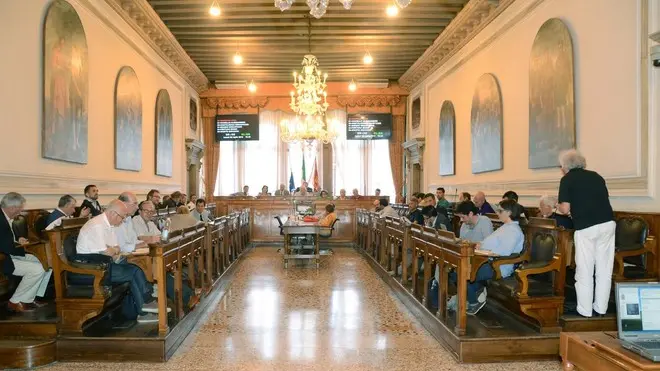 INTERPRESS/TAGLIAPIETRA. CONSIGLIO COMUNALE "NO GRANDI NAVI".-