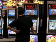 Un uomo gioca con una slot machine in una foto d'archivio. ANSA / YM YIK .