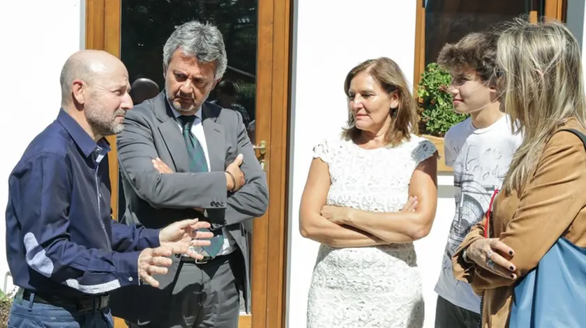GIORNALISTA: Scattolin AGENZIA FOTO: Candussi LUOGO: via dei faggi, Catene, Marghera DESCRIZIONE: il questore visita la fam. Azzalin recentemente colpita da una rapina - nella foto il questore Sanna e il capo della squadra mobile Lauretta con Massimo Azzalin e famigliari