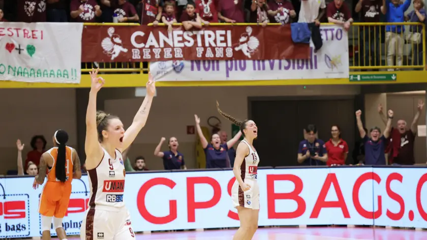 I festeggiamenti in campo (Foto editoriale report)