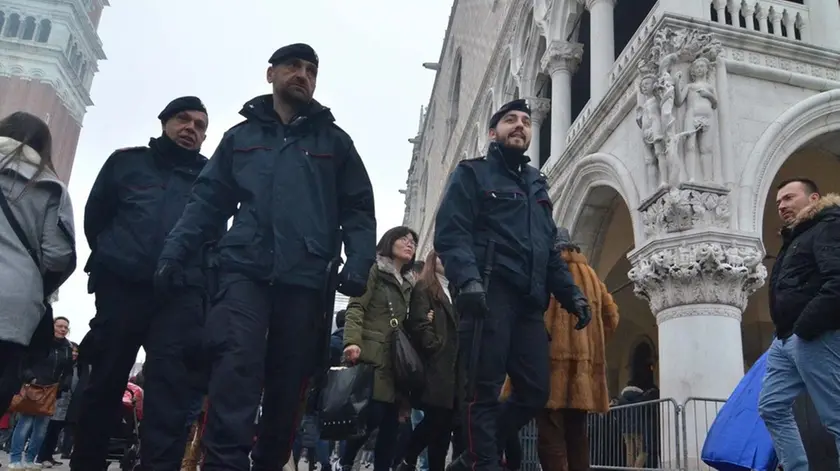 Interpress/M.Tagliapietra Venezia 30.01.2016.- Carnevale. Maschere, folla e Forze dell'ordine. Piazza San Marco.