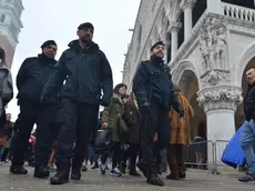 Interpress/M.Tagliapietra Venezia 30.01.2016.- Carnevale. Maschere, folla e Forze dell'ordine. Piazza San Marco.