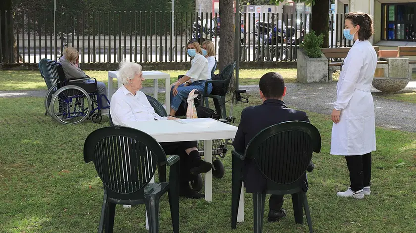 Anziani in una casa di riposo in Veneto. Il governo ha sbagliato il decreto aiuti