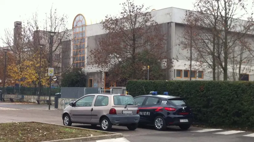 I carabinieri davanti all'istituto Scarpa-Mattei dopo il rinvenimento dello striscione (foto Tommasella)