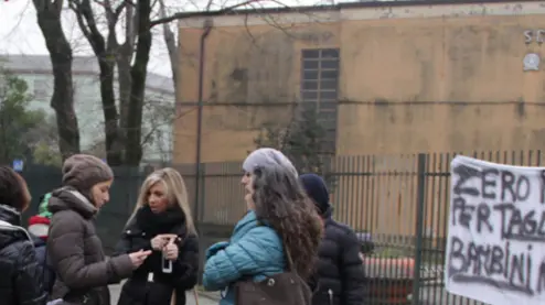 Protesta davanti alla scuola Visentini di Marghera in seguito al taglio sul personale delle pulizie