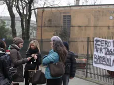 Protesta davanti alla scuola Visentini di Marghera in seguito al taglio sul personale delle pulizie