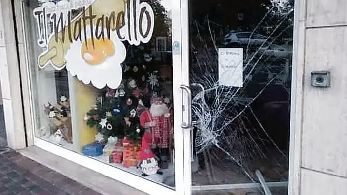 La vetrina infranta al negozio Il Mattarello di San Donà