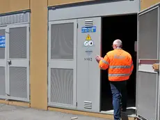 tecnico Actv che entra nella cabina Enel