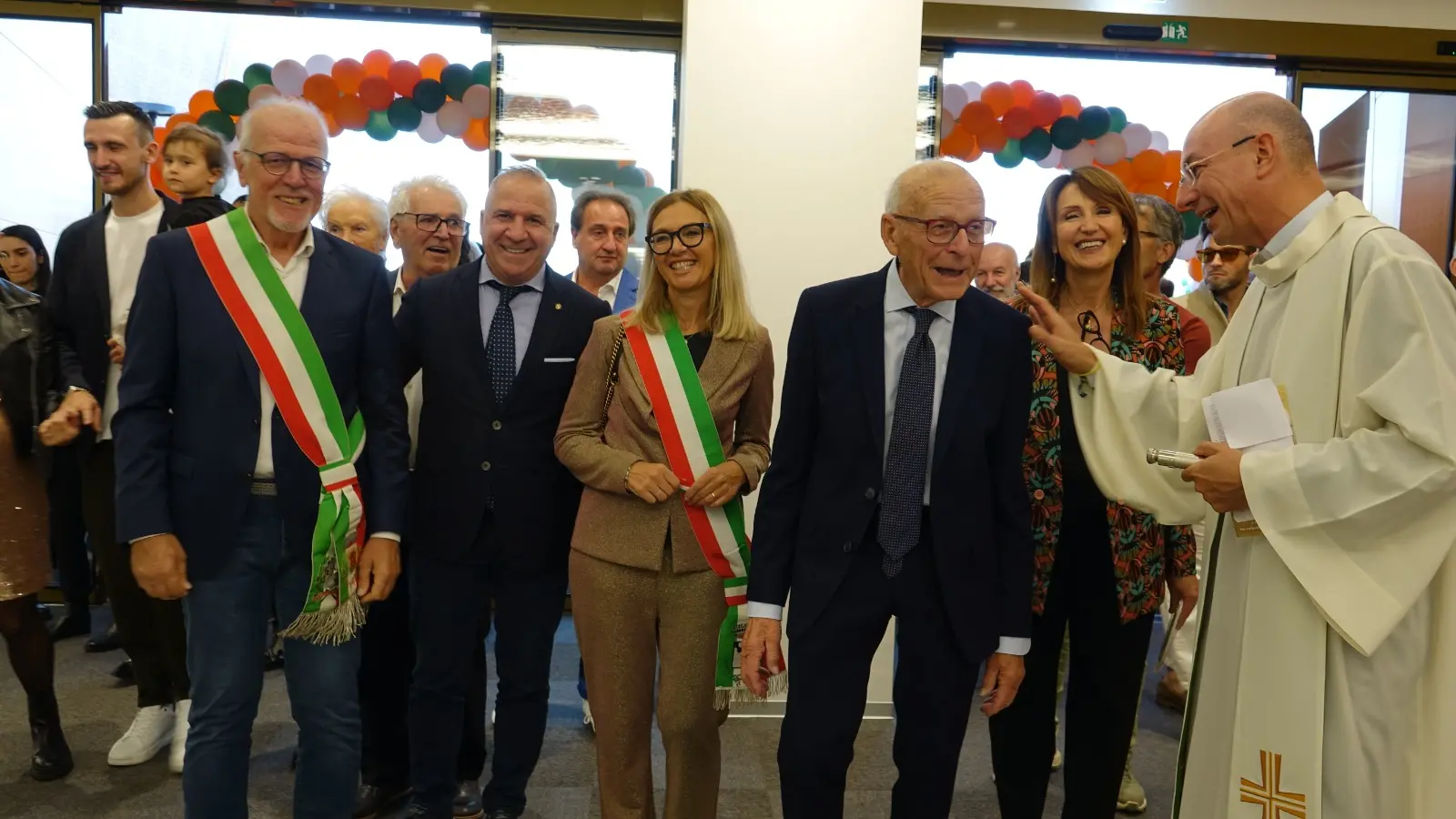 Ecco il Centro Nico a Santa Maria di Sala, là dove c'era lo storico Centro Tom. Giovedì 6 ottobre l'inaugurazione con la proprietà del gruppo vicentino, le autorità, i dipendenti e tantissime persone. Da venerdì 7 l'apertura alla clientela del megastore di abbigliamento e degli altri negozi per ora presenti nella galleria. (Foto Pòrcile)