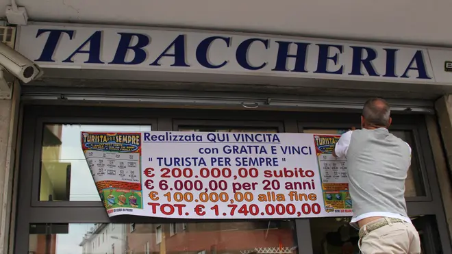 Tabaccheria di via San Donà a Mestre dove è stato vinto un biglietto di "Turista per sempre" dal valore complessivo di 1.740.000 € - nella foto il titolare Paolo Giata