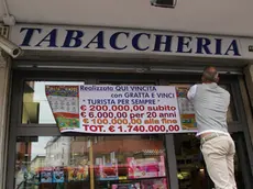 Tabaccheria di via San Donà a Mestre dove è stato vinto un biglietto di "Turista per sempre" dal valore complessivo di 1.740.000 € - nella foto il titolare Paolo Giata