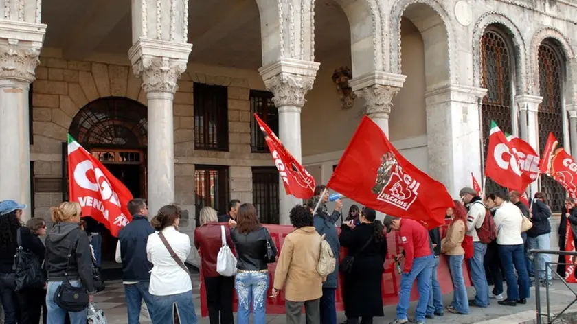 Tantucci Interpress Venezia, 10.10.2007.- Protesta davanti al Comune di Venezia dei lavoratori delle cooperative prestanti servizio presso i Musei Civici Veneziani.-