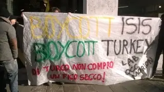 Un'altra immagine della protesta anti-turca del centro sociale Morion
