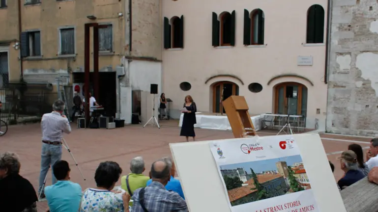 agenzia candussi. giornalista artico. Descrizione" spettacolo teatrale "la strana storia dell ex scuola De Amicis" rappresentazione della scuola di teatro La Murata, presso Piazzetta Pellicani, Mestre.