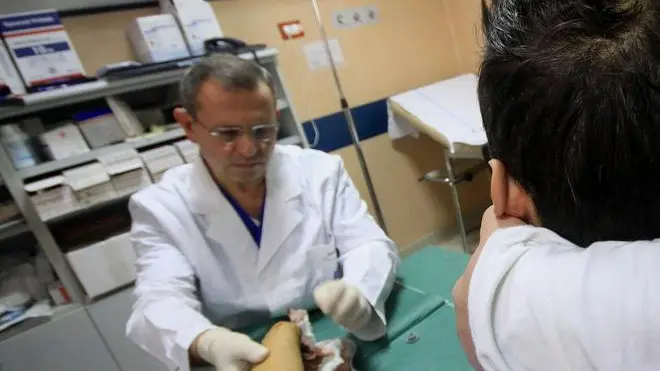 20100101 NAPOLI -CLJ - CAPODANNO: BOTTI; IN CAMPANIA 113 FERITI - Un ragazzo viene medicato al pronto soccorso dopo essere stato ferito da un petardo la scorsa notte durante i festeggiamenti per Capodanno. Sono 69 le persone rimaste ferite la scorsa notte nel napoletano per l'esplosione di fuochi d'artificio. Dei 69 feriti - 28 in città e 41 in provincia - 10 sono minori. Le prognosi vanno da 5 ai 30 giorni. La maggior parte dei feriti ha riportato escoriazioni. ANSA/CESARE ABBATE/ dba