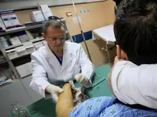 20100101 NAPOLI -CLJ - CAPODANNO: BOTTI; IN CAMPANIA 113 FERITI - Un ragazzo viene medicato al pronto soccorso dopo essere stato ferito da un petardo la scorsa notte durante i festeggiamenti per Capodanno. Sono 69 le persone rimaste ferite la scorsa notte nel napoletano per l'esplosione di fuochi d'artificio. Dei 69 feriti - 28 in città e 41 in provincia - 10 sono minori. Le prognosi vanno da 5 ai 30 giorni. La maggior parte dei feriti ha riportato escoriazioni. ANSA/CESARE ABBATE/ dba