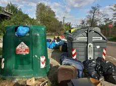 I rifiuti abbandonati in via della Ferrovia, a Spinea (foto inviata dal gruppo fb Occhio Spinea)