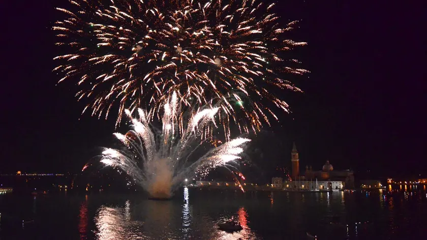 Interpress/Mazzega Veneziam 01.01.2016.-Fuochi in Bacino San Marco per festeggiare il Nuovo Anno 2016