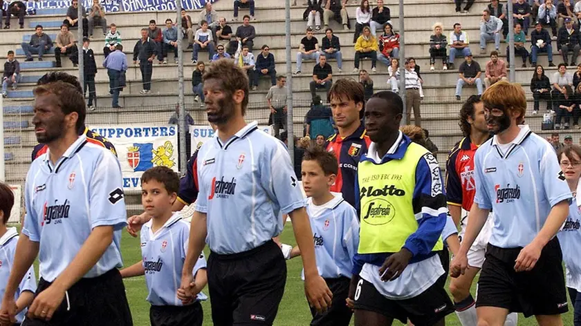 L'ingresso in campo dei giocatori del Treviso con il volto dipinto di nero, prima dell'inizio della partita contro il Genoa del 03 giugno 2001. L'inedita iniziativa era stata decisa per solidarietà verso Omolade e per protesta contro quei tifosi trevigiani che a Terni abbandonarono lo stadio all'ingresso in campo del giocatore nigeriano.