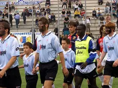 L'ingresso in campo dei giocatori del Treviso con il volto dipinto di nero, prima dell'inizio della partita contro il Genoa del 03 giugno 2001. L'inedita iniziativa era stata decisa per solidarietà verso Omolade e per protesta contro quei tifosi trevigiani che a Terni abbandonarono lo stadio all'ingresso in campo del giocatore nigeriano.