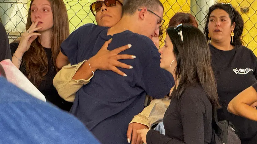 Lacrime e commozione al presidio dopo l'uccisione di Jack Gobbato