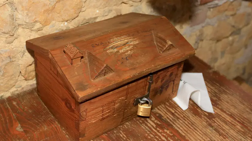 Una cassetta per le offerte: una è stata rubata durante un funerale