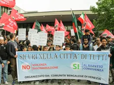 GIORNALISTA: Morsego AGENZIA FOTO: Candussi LUOGO: Mestre DESCRIZIONE: Corteo contro la discriminazione organizzato dalla comunità Bengalese di Venezia per le strade del centro