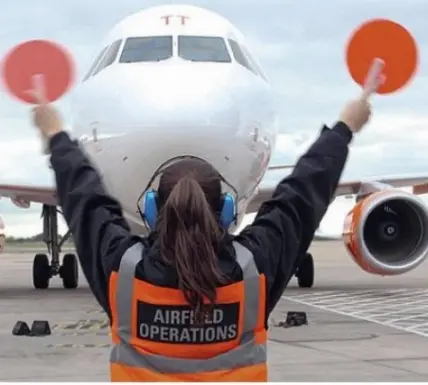 Un operatore degli handler durante la movimentazione di un aereo