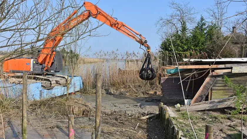 DE POLO - DINO TOMMASELLA - CAORLE - DEMOLIZIONE DI PARTE DEI "CASONI" - I SEGNI ROSA DELIMITANO LA PARTE DA ABBATTERE