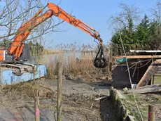 DE POLO - DINO TOMMASELLA - CAORLE - DEMOLIZIONE DI PARTE DEI "CASONI" - I SEGNI ROSA DELIMITANO LA PARTE DA ABBATTERE