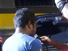 Carabiniere utilizza un etilometro per controllare il tasso alcolico del conducente di un'autovettura dopo averlo fermato su Via Casilina nell'ambito di un'operazione di prevenzione anticrimine, Roma, 24 settembre 2011..ANSA / MASSIMO PERCOSSI