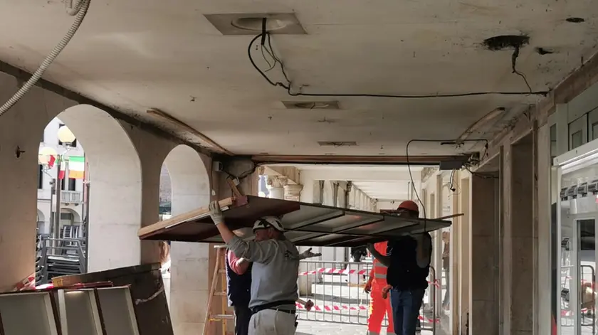 Le verifiche al controsoffitto da parte di tecnici e operai