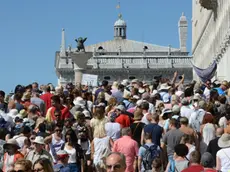 Interpress/M.Tagliapietra Venezia 22.08.2016.- Turismo, Bivacco, degrado, etc. Piazza San Marco. Ponte della paglia.