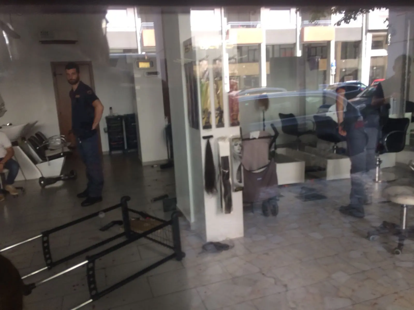 L'interno del salone di parrucchiere dove è avvenuto l'accoltellamento