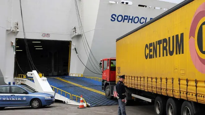 Mion Interpress Venezia,28.01.2009.- Terminal Tronchetto: trovato dalla Polizia di Frontiera, clandestino nascosto sotto un camion, proveniente dalla Grecia, sbarcato dalla nave traghetto "Sophocles V."