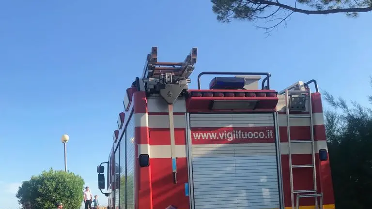 I vigili del fuoco in spiaggia a Bibion (foto Tommasella)