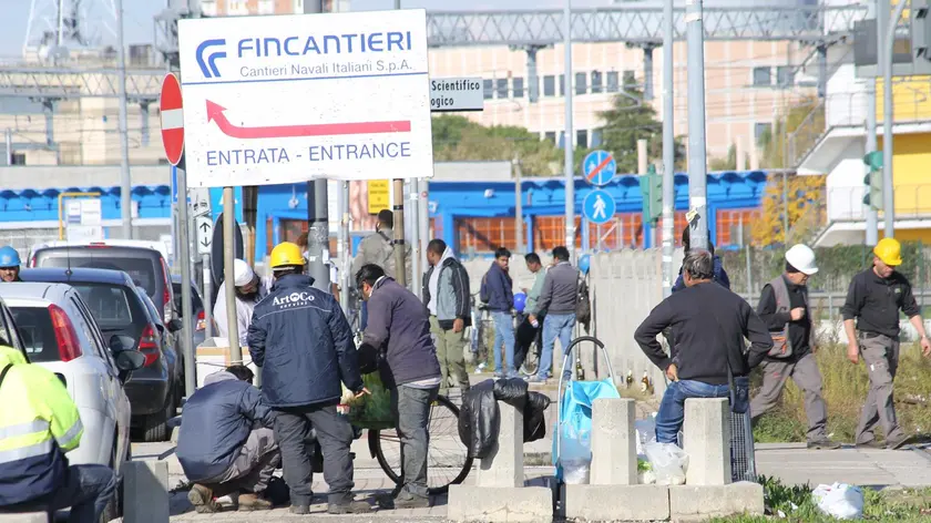 Operai delle ditte in appalto all'esterno di Fincantieri
