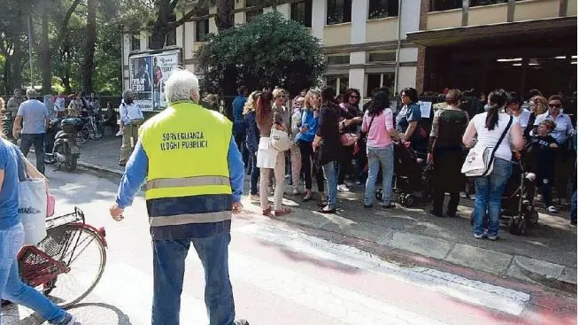 Bambini e genitori all’esterno di una scuola