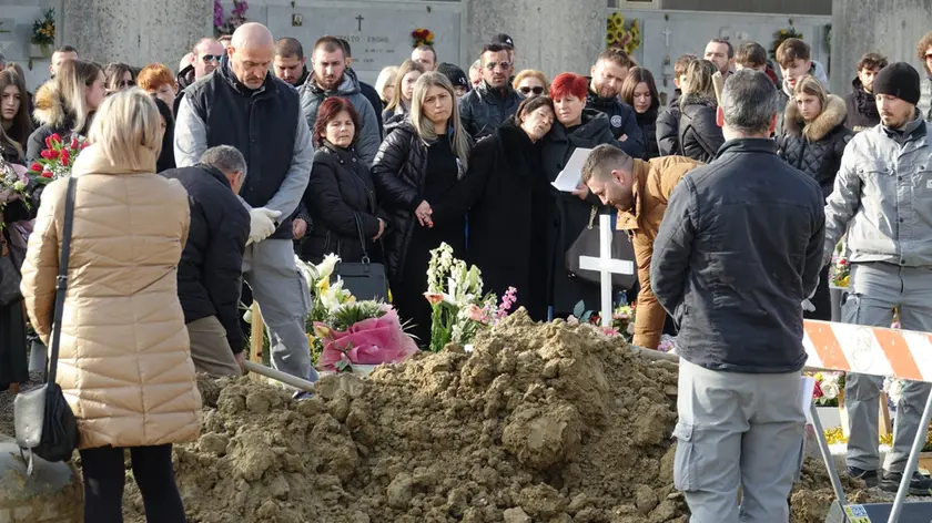 Parenti e amici di Vera per l'ultimo saluto (foto Pòrcile)